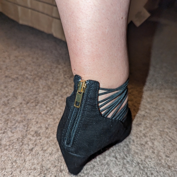 Black ankle strap wedges Size 7 - Picture 2 of 4